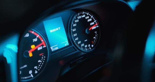 Comparatif des Limitateurs de Vitesse et des Assistances à la Conduite : Quel Est Votre Meilleur Allié sur la Route ?