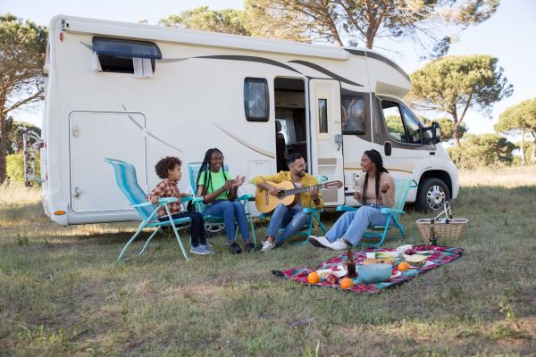 Découvrez les Secrets du Camping-Car en Famille : Atouts et Défis Revelés