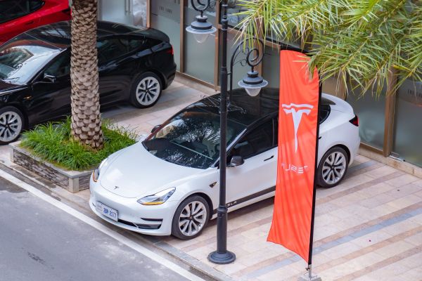 Pourquoi les voitures électriques gagnent-elles en popularité dans le monde entier ?